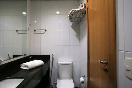 Banheiro de kitnet/studio à venda com 1 quarto, 32m² em Lourdes, Belo Horizonte