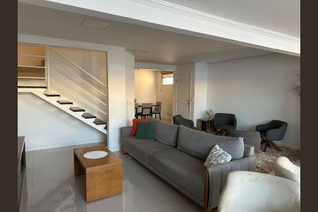 Sala de casa de condomínio à venda com 3 quartos, 200m² em Tamboré, Santana de Parnaíba