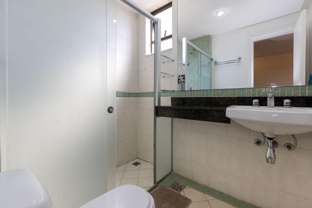 Banheiro de kitnet/studio para alugar com 1 quarto, 42m² em Vale do Sereno, Nova Lima