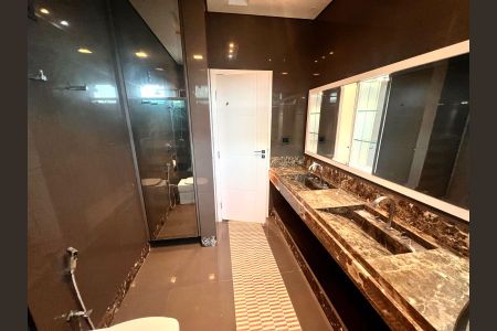 Banheiro da Suíte 3 de casa para alugar com 5 quartos, 1600m² em Jardim Karaíba, Uberlândia