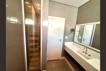 Banheiro da Suíte 4 de casa para alugar com 5 quartos, 1600m² em Jardim Karaíba, Uberlândia