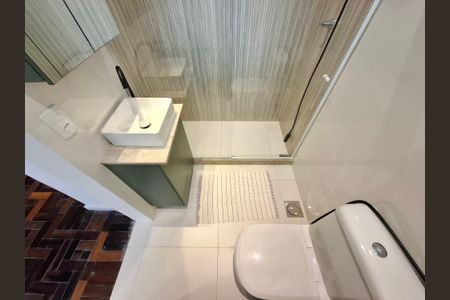 Banheiro de kitnet/studio para alugar com 1 quarto, 33m² em Santa Teresa, Rio de Janeiro