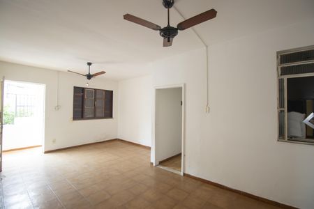 Sala de casa para alugar com 2 quartos, 76m² em Venda da Cruz, São Gonçalo
