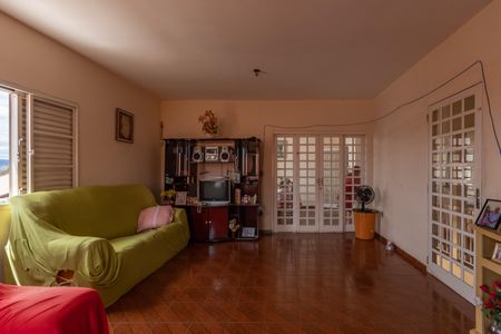 Sala de casa à venda com 3 quartos, 360m² em Novo Glória, Belo Horizonte