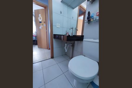 Banheiro de apartamento à venda com 2 quartos, 62m² em Novo Eldorado, Contagem