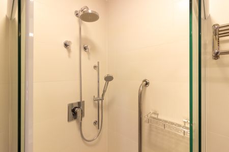 Banheiro de kitnet/studio para alugar com 1 quarto, 22m² em Paraíso, São Paulo