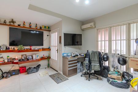 Sala de casa de condomínio à venda com 3 quartos, 150m² em Teresópolis, Porto Alegre