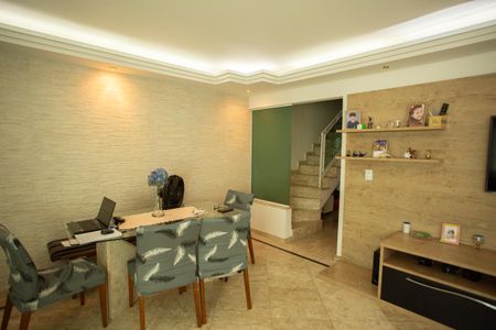 Sala de casa de condomínio para alugar com 3 quartos, 120m² em Vila Mariza Mazzei, São Paulo