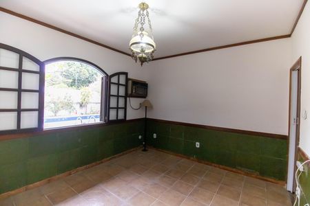 Sala de casa de condomínio à venda com 5 quartos, 420m² em Itaipu, Niterói