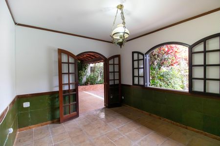 Sala de casa de condomínio à venda com 5 quartos, 420m² em Itaipu, Niterói