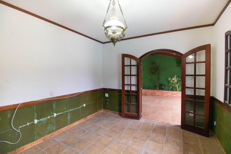 Sala de casa de condomínio à venda com 5 quartos, 420m² em Itaipu, Niterói