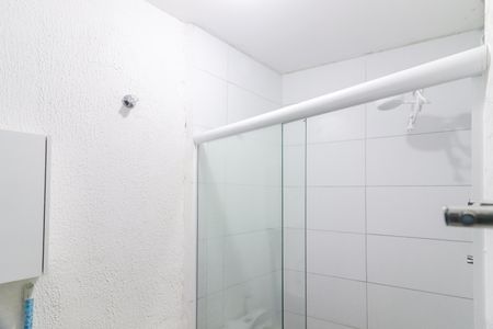 Banheiro de kitnet/studio para alugar com 1 quarto, 24m² em Jardim Ester, São Paulo