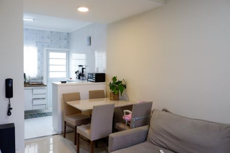 Sala de casa de condomínio à venda com 2 quartos, 58m² em Santa Maria, Osasco