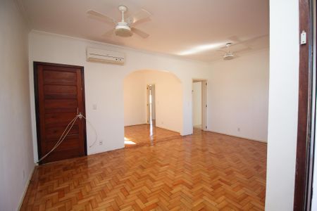 Sala de casa para alugar com 3 quartos, 177m² em Guarujá, Porto Alegre