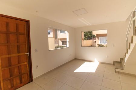 Sala de casa de condomínio à venda com 2 quartos, 67m² em Engenho do Mato, Niterói