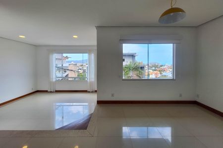 Sala de casa de condomínio à venda com 3 quartos, 360m² em Camboinhas, Niterói