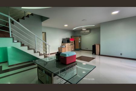 Sala de casa de condomínio para alugar com 3 quartos, 300m² em Vargem Pequena, Rio de Janeiro