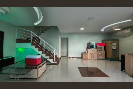 Sala de casa de condomínio para alugar com 3 quartos, 300m² em Vargem Pequena, Rio de Janeiro