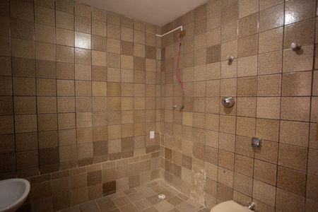 Banheiro Social de casa para alugar com 1 quarto, 65m² em Chácara São João, São Paulo