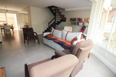 Sala de casa de condomínio à venda com 5 quartos, 235m² em Pedra Redonda, Porto Alegre