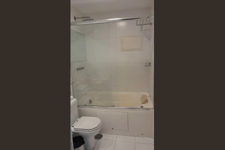 Banheiro Social de apartamento para alugar com 1 quarto, 48m² em Moema, São Paulo