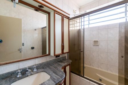 Banheiro da Suíte de casa à venda com 4 quartos, 200m² em Conjunto Residencial Jardim Canaa, São Paulo