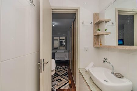 Banheiro de kitnet/studio à venda com 1 quarto, 40m² em Santa Cecília, Porto Alegre