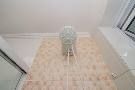 Banheiro de kitnet/studio à venda com 1 quarto, 40m² em Santa Cecília, Porto Alegre