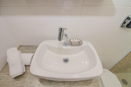 Banheiro de kitnet/studio à venda com 1 quarto, 40m² em Santa Cecília, Porto Alegre