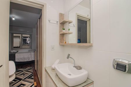 Banheiro de kitnet/studio à venda com 1 quarto, 40m² em Santa Cecília, Porto Alegre
