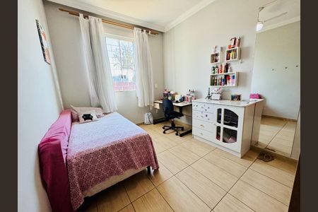 Casa à venda com 3 quartos, 180m² em Sinimbu, Belo Horizonte
