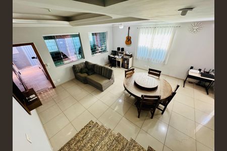 Casa à venda com 3 quartos, 180m² em Sinimbu, Belo Horizonte