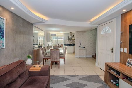 Sala de casa de condomínio à venda com 3 quartos, 150m² em São Sebastião, Porto Alegre