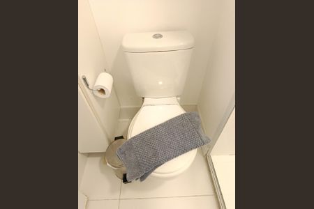 Banheiro Social de kitnet/studio para alugar com 1 quarto, 24m² em Jardim das Bandeiras, São Paulo