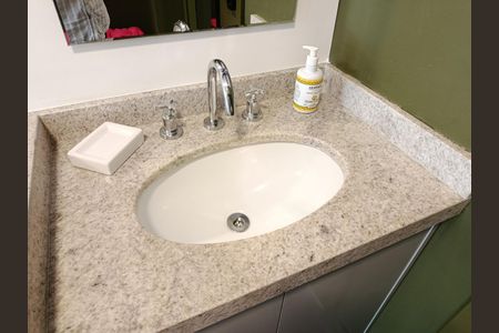 Banheiro Social de kitnet/studio para alugar com 1 quarto, 24m² em Jardim das Bandeiras, São Paulo