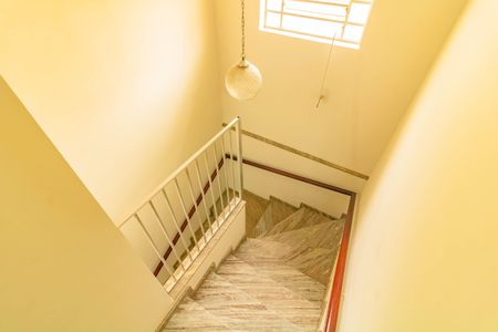 Escada de casa para alugar com 4 quartos, 250m² em Jardim Oriental, São Paulo