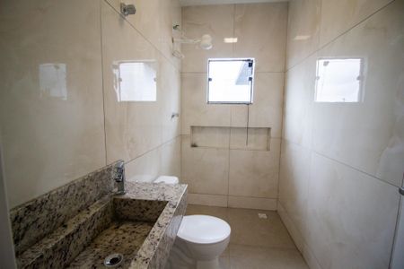 Banheiro da Suíte de casa de condomínio para alugar com 2 quartos, 80m² em Vila Nova Sorocaba, Sorocaba