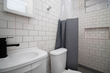 Banheiro de apartamento para alugar com 1 quarto, 21m² em Vila Operária, Guarulhos