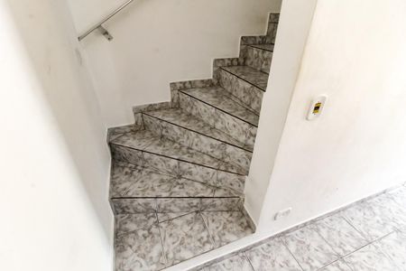 Escada de casa para alugar com 2 quartos, 337m² em Campo Limpo, São Paulo