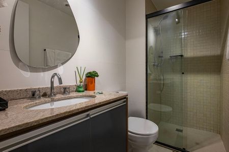 Banheiro de kitnet/studio para alugar com 1 quarto, 27m² em Pinheiros, São Paulo