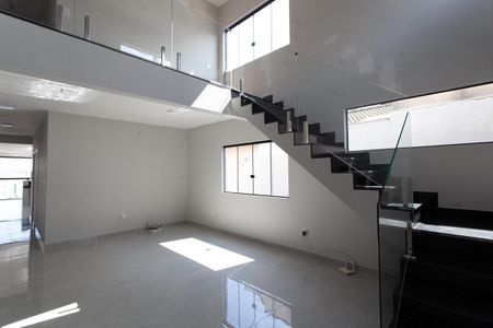 Sala de casa à venda com 4 quartos, 261m² em Heliópolis, Belo Horizonte