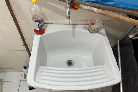 Banheiro de kitnet/studio para alugar com 1 quarto, 23m² em Itararé, Santos