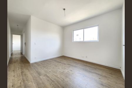 Sala e cozinha de apartamento à venda com 2 quartos, 57m² em Vila Amaral, Belo Horizonte