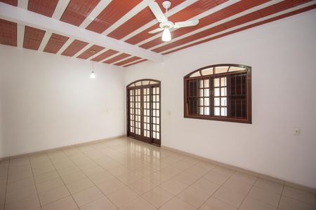 Sala de casa à venda com 3 quartos, 200m² em Santa Helena, Contagem