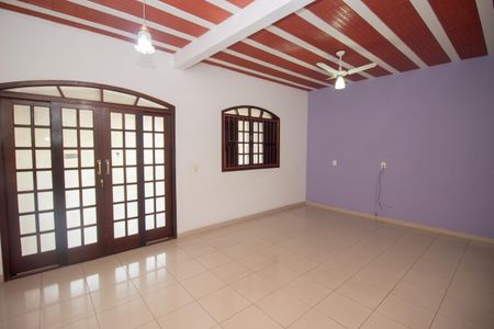 Sala de casa à venda com 3 quartos, 200m² em Santa Helena, Contagem