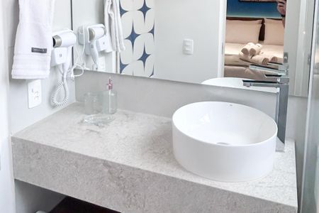 Banheiro de kitnet/studio à venda com 1 quarto, 25m² em Laranjeiras, Rio de Janeiro