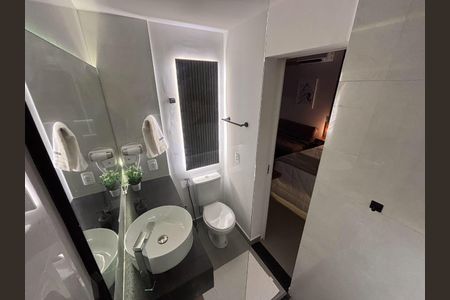 Banheiro de kitnet/studio para alugar com 1 quarto, 25m² em Laranjeiras, Rio de Janeiro