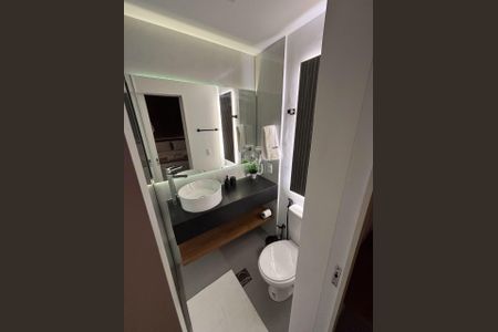Banheiro de kitnet/studio para alugar com 1 quarto, 25m² em Laranjeiras, Rio de Janeiro