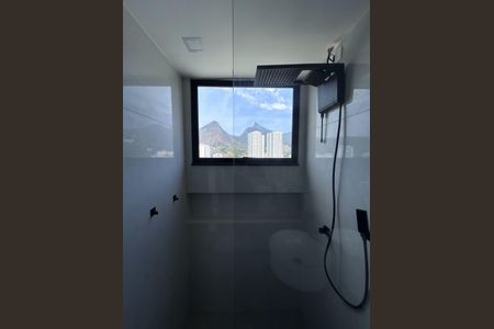 Banheiro de kitnet/studio para alugar com 1 quarto, 25m² em Laranjeiras, Rio de Janeiro
