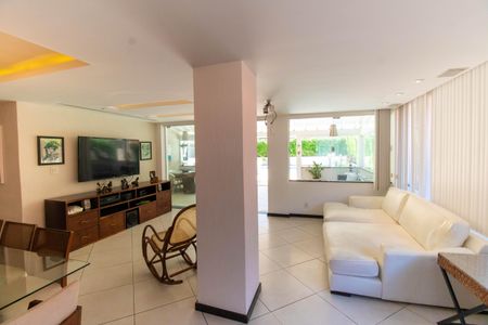 Sala de casa de condomínio à venda com 4 quartos, 400m² em Itacoatiara, Niterói